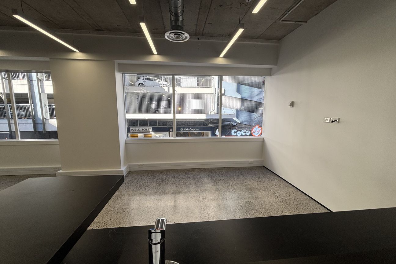 Modern industrial feel office space - Vista 3