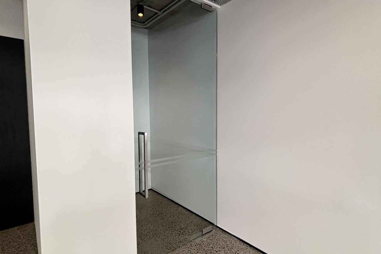 Modern industrial feel office space - Vista 4