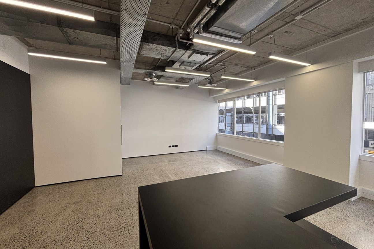 Modern industrial feel office space - Vista 2