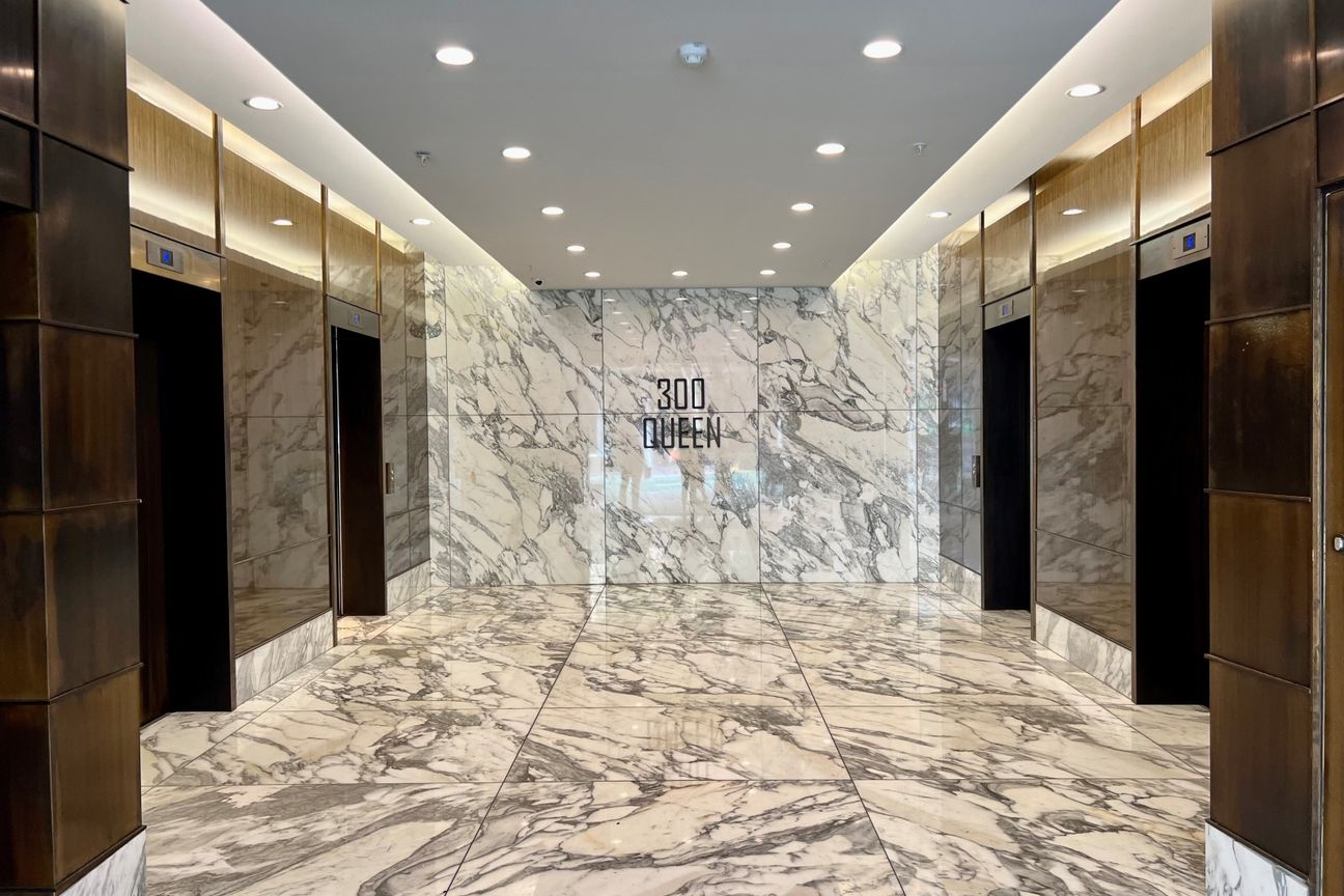 Freshly refurbished space on Queen - Aanzicht 5