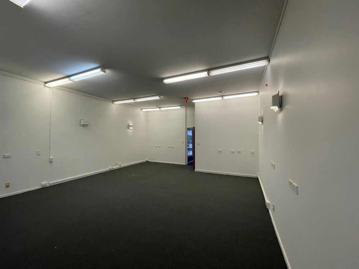Motivated Landlord with Prime Retail - Ansicht 6