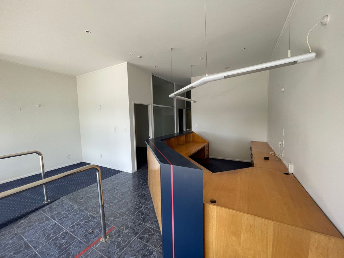 Motivated Landlord with Prime Retail - Ansicht 4