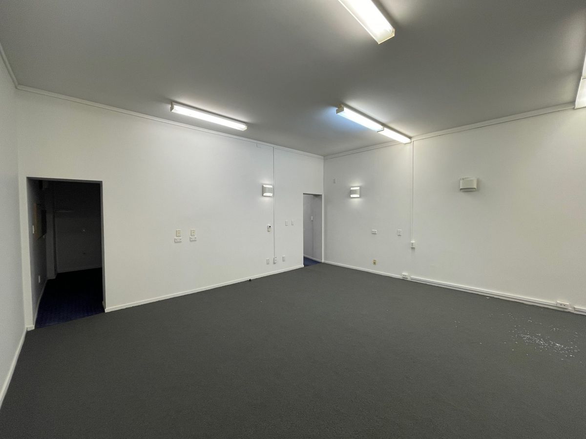 Motivated Landlord with Prime Retail - Ansicht 5