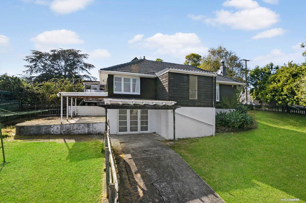 Property value 21 Amberley Avenue, Te Atatu South realestate.co.nz