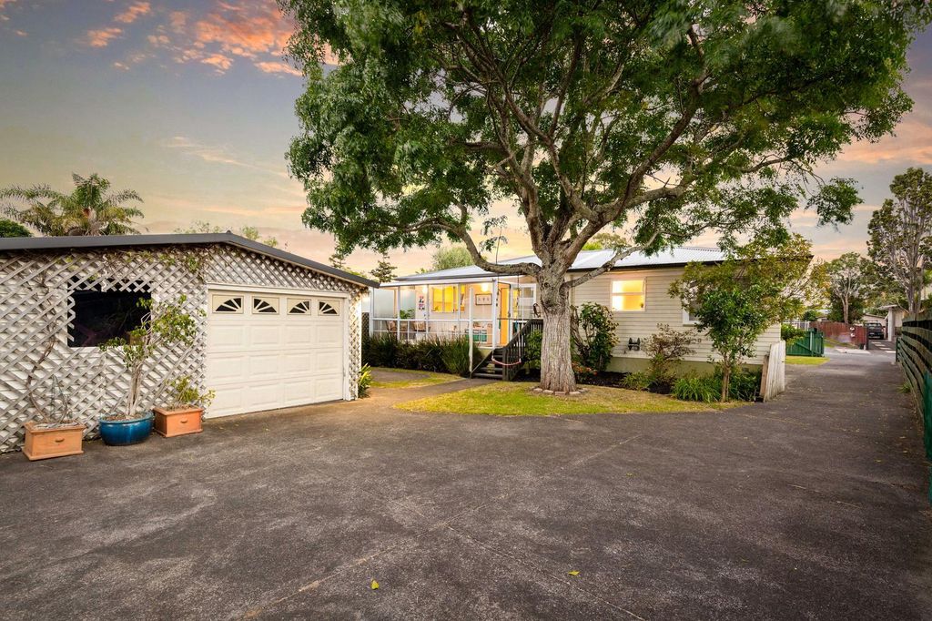 Property value 19 Brennan Avenue, Te Atatu Peninsula realestate.co.nz