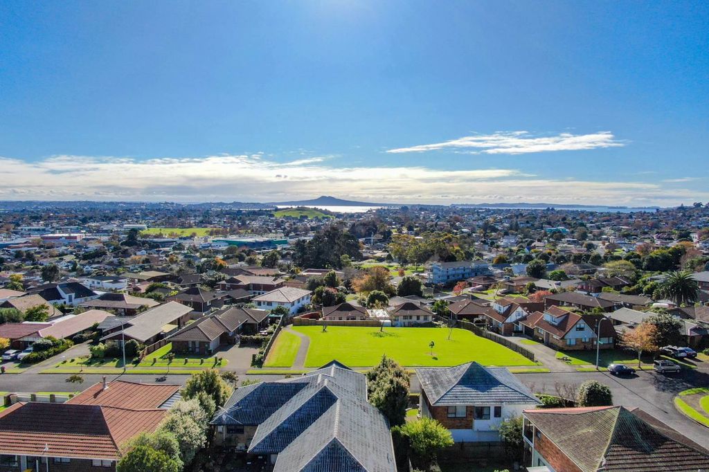 Property value 5 Pitlochry Place, Highland Park realestate.co.nz