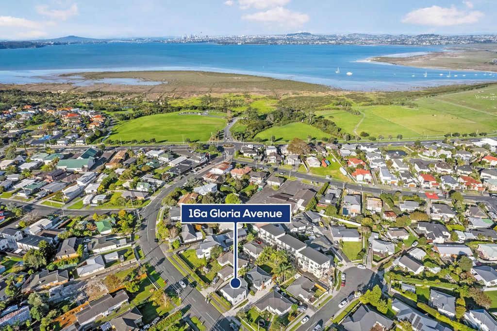 Property value 16A Gloria Avenue, Te Atatu Peninsula realestate.co.nz