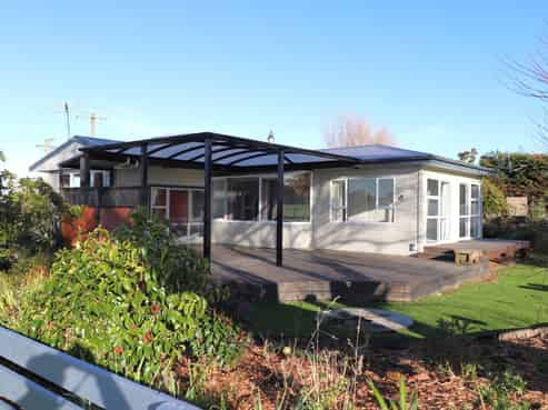 19 Lake Road, Roslyn Bush