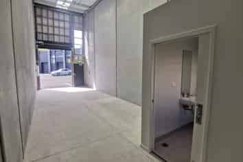 Brand new tradesman unit/storage, $400,000 + GST