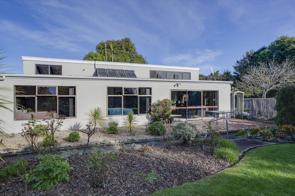 Property value 137 Selwyn Street, Waimataitai realestate.co.nz
