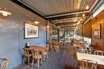 High profile investment with national tenant 