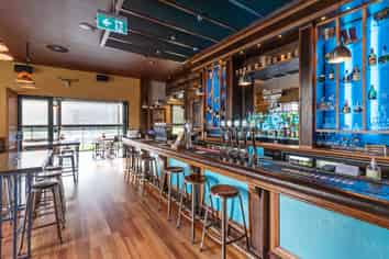 High profile investment with national tenant 