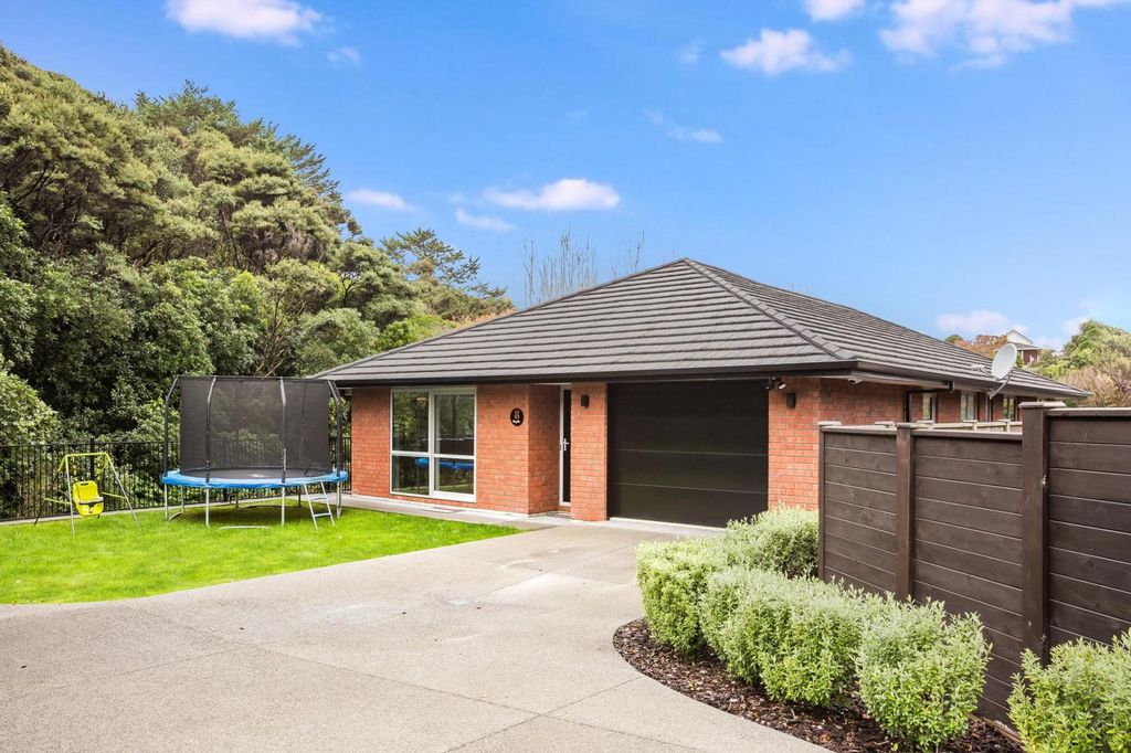 Property value 8 Mooring Close, Whitby realestate.co.nz