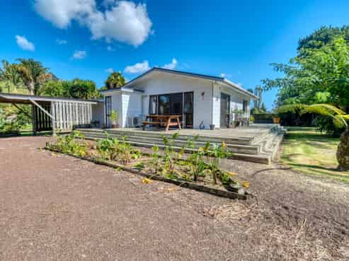 1081 Oruru Road, Peria