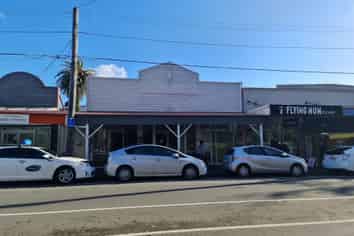 Large Showroom in the HEART of Newtown