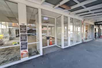 Large Showroom in the HEART of Newtown
