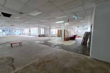 Large Showroom in the HEART of Newtown