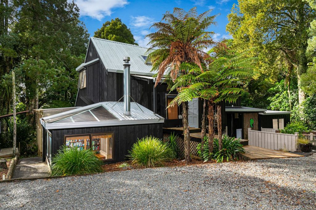 Property value 812 West Coast Road, Oratia realestate.co.nz