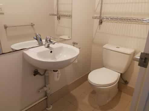 Tidy unit on Remuera Road for lease 