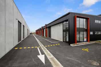 MARKET LEADING INDUSTRIAL UNIT FOR SALE!