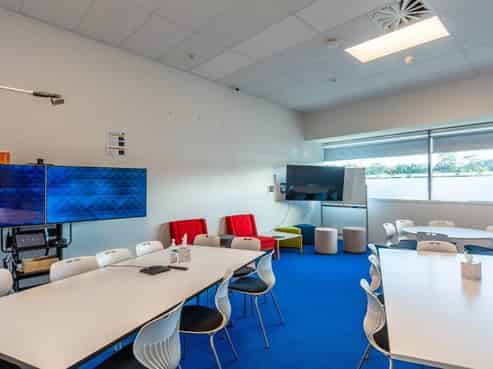 PRIME POSITION, UNIQUE OFFICE!
