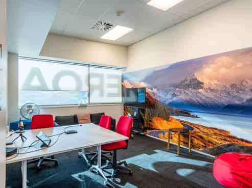 PRIME POSITION, UNIQUE OFFICE!
