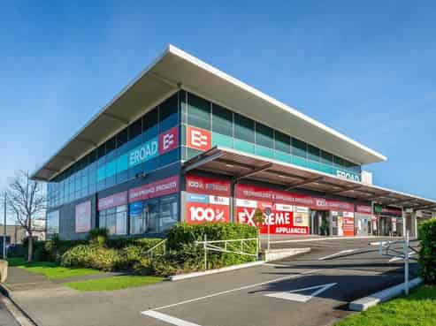 PRIME POSITION, UNIQUE OFFICE!
