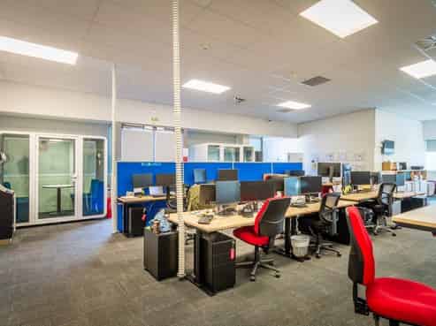 PRIME POSITION, UNIQUE OFFICE!
