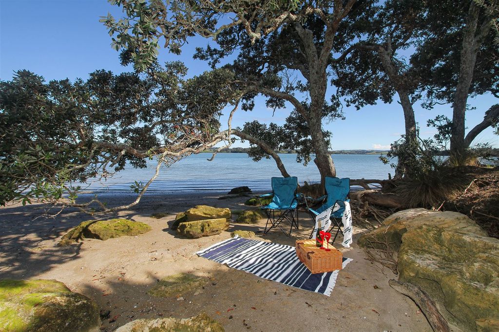 Property value 100 Wharf Road, Clarks Beach realestate.co.nz