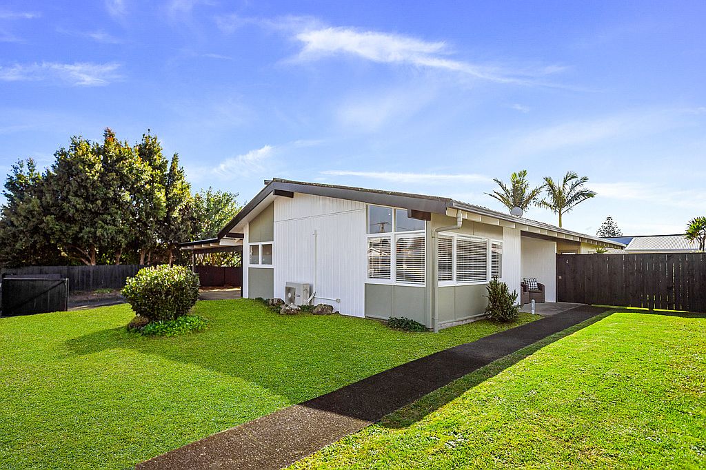 Property value 1/1A Yeovil Road, Te Atatu Peninsula realestate.co.nz