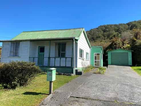 8 Oxford Street, Taylorville