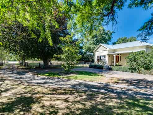 1400 Railway Road South, Longlands