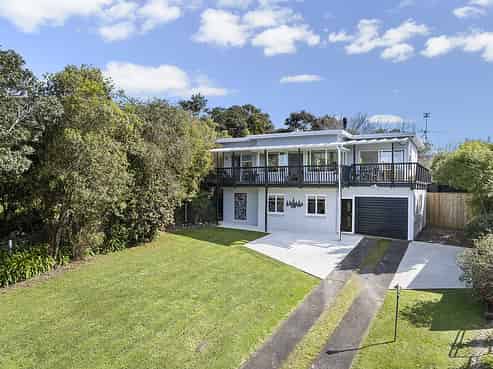12 Rauhuia Crescent, Parau