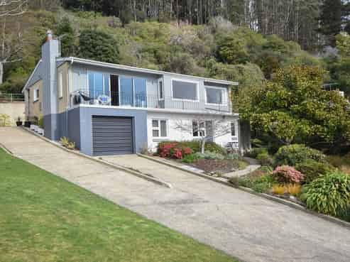 8 Irvine Road, The Cove