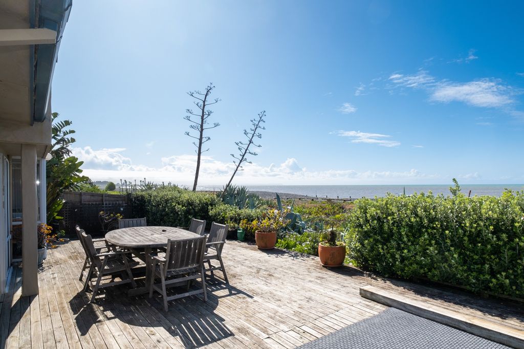 Property value 225 Clifton Road, Te Awanga realestate.co.nz