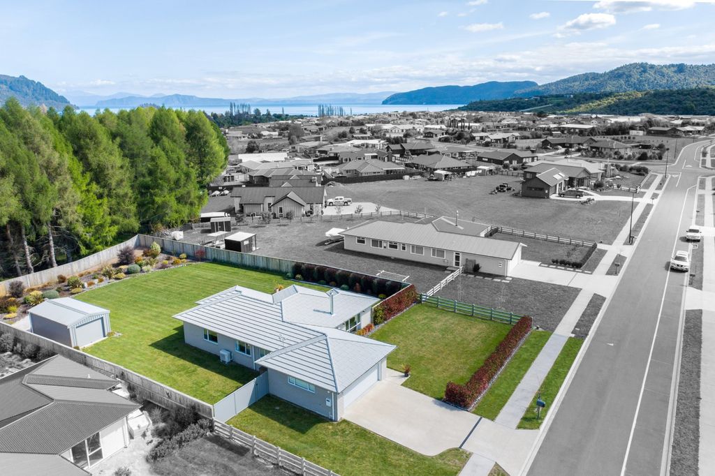 Property value 12 Karaka Place, Kinloch realestate.co.nz