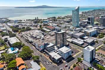 OUTSTANDING TAKAPUNA TROPHY - BDO TOWER
