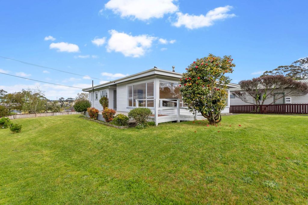 Property value 46 Gloria Avenue, Te Atatu Peninsula realestate.co.nz