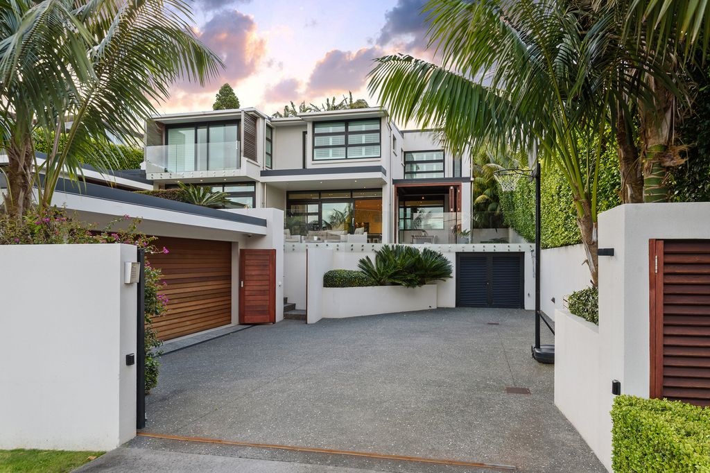 Property value 12 Beach Road, Castor Bay realestate.co.nz
