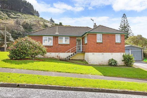 Property value - 30 Franklyn Road, Tawa - realestate.co.nz