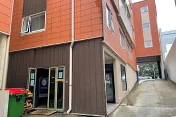 Ground floor warehousing in Newton!