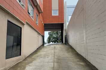 Ground floor warehousing in Newton!