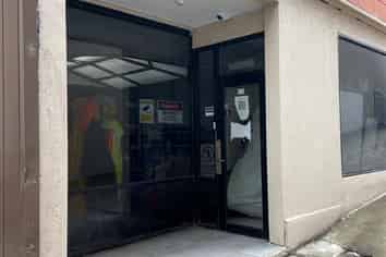 Ground floor warehousing in Newton!