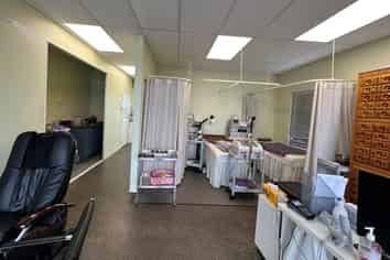 AFFORDABLE BITE-SIZED RETAIL SHOP
