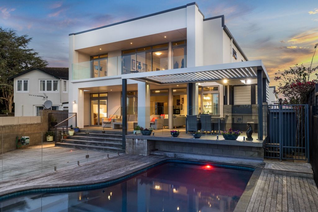 Property value 34 Lake Crescent, Hamilton Lake realestate.co.nz