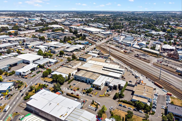 Midas store car aerial