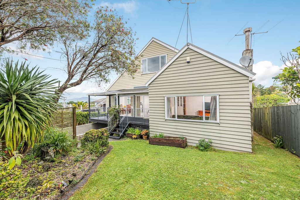 Property value 20 Peter Terrace, Castor Bay realestate.co.nz