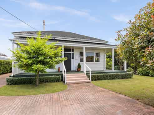 1018 Railway Road South, Longlands
