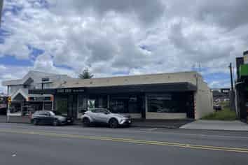 Road front retail 