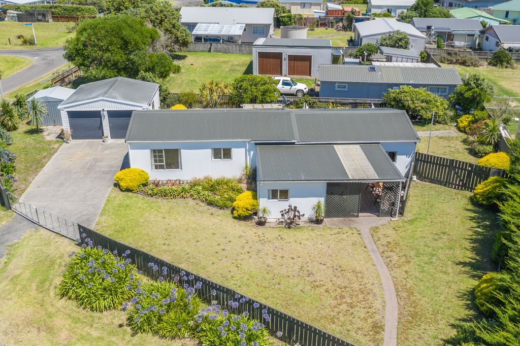 Property value 38 Te Kiri Street, Himatangi Beach realestate.co.nz